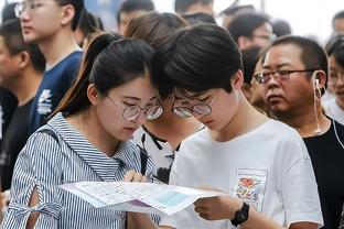 太尴尬了！翻译直接弃译扬科维奇赛后发言：太长了，大家都懂